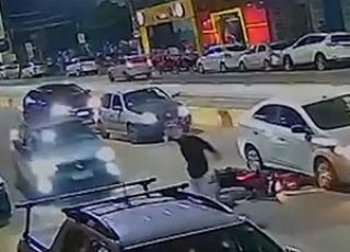 Motociclista fica gravemente ferido após acidente na Avenida JK, em Governador Valadares. VEJA VÍDEO