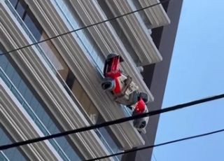McLaren é içada até apartamento no Tatuapé e vira peça de decoração em São Paulo. VEJA VÍDEO