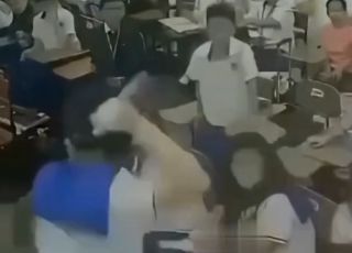 Adolescente de 14 anos invade sala de aula e deixa sete crianças feridas em escola nas Filipinas. VEJA VÍDEO