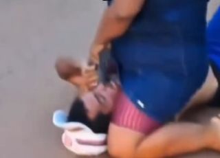 Mulher parte pra cima de homem em plena rua e vídeo vira assunto nas redes sociais. VEJA