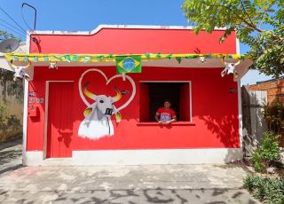Festival de Parintins 2026: Moradores mantêm tradição de enfeitar as casas e receber o Garantido durante a Ladainha