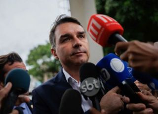Flávio Bolsonaro pede desculpas a Michelle após vídeo expor desentendimentos e diz que família vive momento difícil