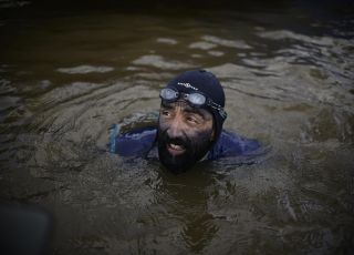 'Homem-Peixe' chega a Parintins após 250 dias nadando pelo Rio Amazonas. VEJA VIDEOS