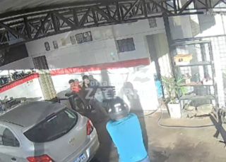Atirador de capacete grita 'perdeu' e abre fogo contra dois jovens em lava-jato no Sertão de Pernambuco. VEJA VÍDEO