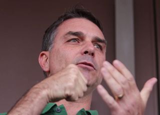 Flávio Bolsonaro chama Lula de antissemita e promete mudar embaixada para Jerusalém