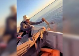 Após mudarem rota por causa do vento, pescadores salvam homem de afogamento no Lago de Palmas. VEJA VÍDEO