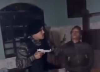 Policial encontra cativeiro com crianças vítimas de tráfico humano; confronto termina com um morto. VEJA VÍDEO