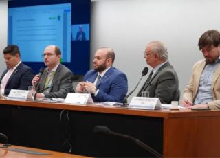 ‘CADÊ A ÂMBAR?’ Fausto Jr. Detona ausência da empresa em audiência e cobra explicações sobre apagões e energia cara no Amazonas