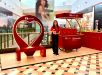 Manauara sorteia vales-viagem e distribui brindes da Kopenhagen em promoção do Dia dos Namorados