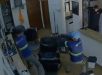 PÂNICO E CORRERIA! Vídeo mostra momento em que barbeiro é executado enquanto atendia clientes; suspeitos fogem, caem de moto e acabam presos. VEJA AS IMAGENS