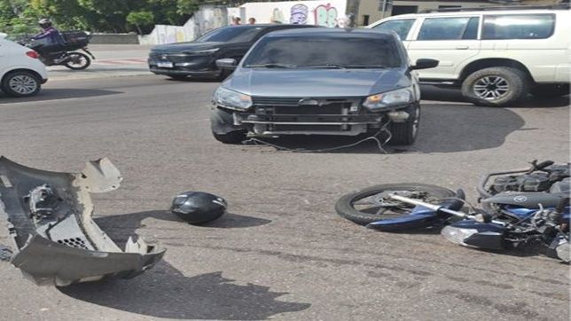 MOTOCICLISTA FICA FERIDO APÓS COLISÃO COM CARRO DE APLICATIVO NA AVENIDA GRANDE CIRCULAR, ZONA LESTE DE MANAUS