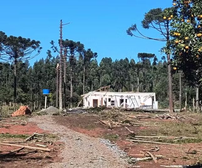 Tornado F2 atinge o Paraná e causa destruição em Reserva com ventos de até 200 km/h