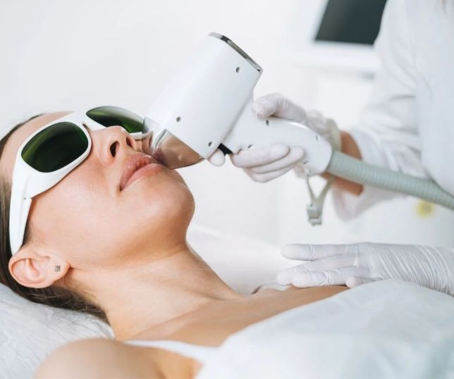 Depilação a laser facial reduz pelos de forma duradoura e segura, dizem especialistas