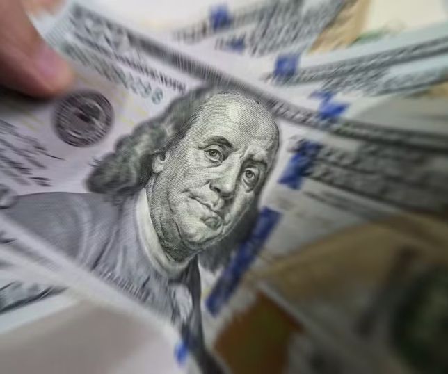 Dólar recua e bolsa sobe em dia de feriado nos EUA e dados econômicos no radar