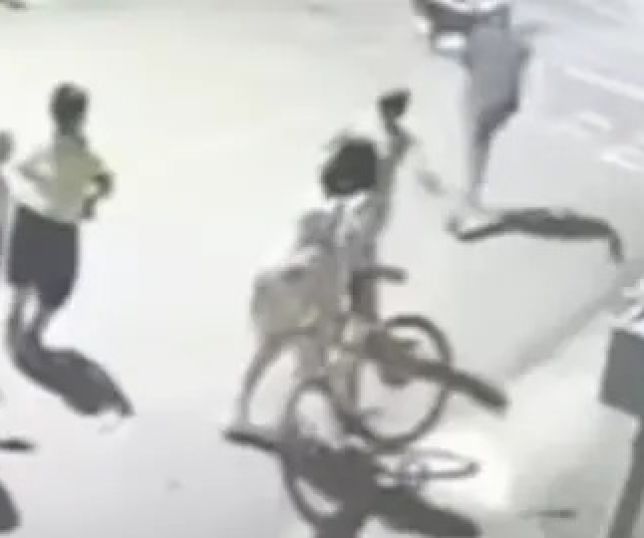 Criminoso tenta assaltar mulher, mas acaba espancado por mãe, filha e avó; vídeo mostra reação. VEJA 