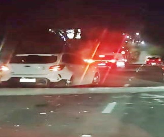 Motorista perde controle da direção de carro em alta velocidade e derruba poste na Avenida do Turismo, Zona Oeste de Manaus. VEJA VÍDEOS