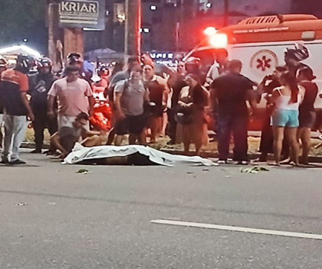 Motociclista de aplicativo morre no local e passageira fica em estado grave na Avenida Max Teixeira, Zona Norte de Manaus. VEJA VÍDEOS