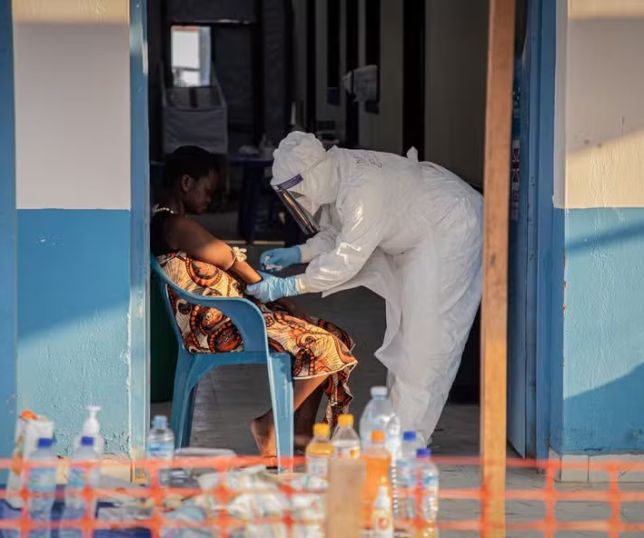 OMS alerta que surto de ebola na África é agravado por conflitos e crise humanitária