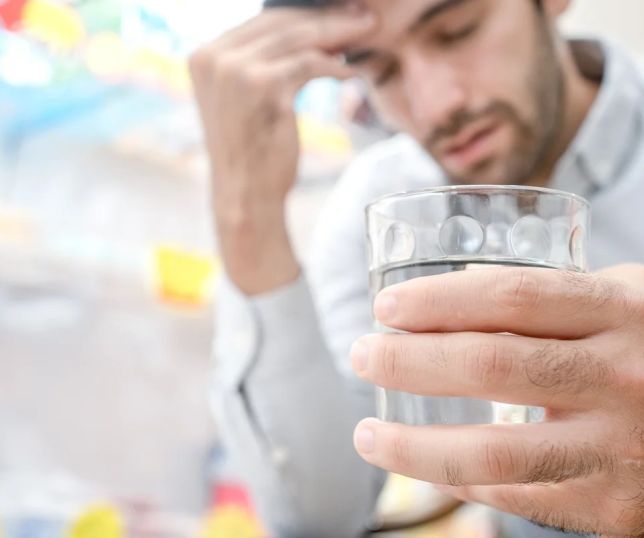 Ressaca: veja o que comer e beber para acelerar a recuperação