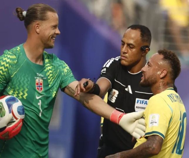 Dublagem revela suposto diálogo entre Neymar e goleiro em cobrança de pênalti contra a Noruega. VEJA VÍDEO 