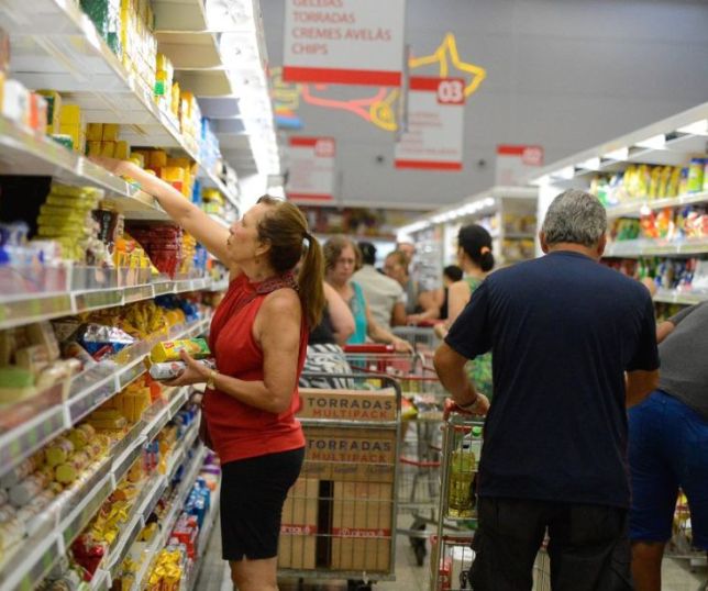 Preço da cesta básica sobe em 17 capitais em junho; Dieese estima salário mínimo ideal acima de R$ 8 mil