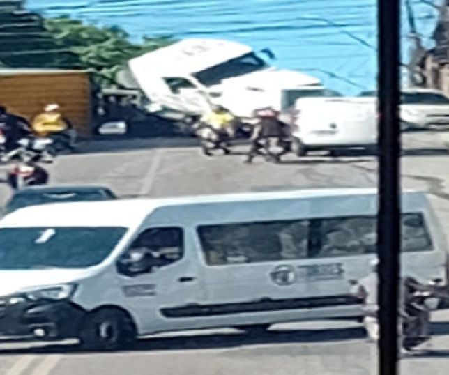 Carreta tomba e quase atinge carros e motocicleta em ladeira no bairro Monte das Oliveiras, Zona Norte de Manaus. VEJA REPORTAGEM DO 'PORTAL DO ZACARIAS' AO VIVO