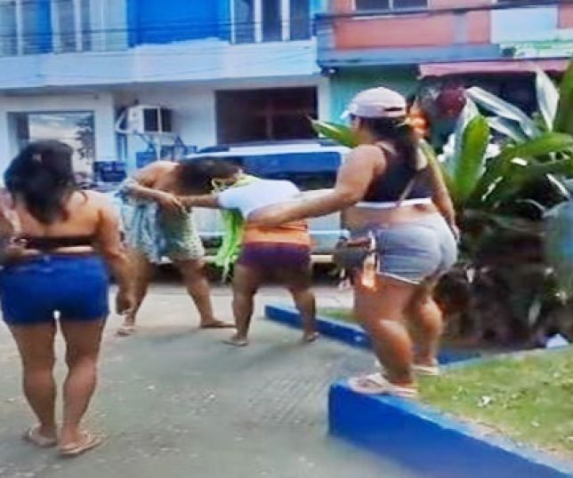 Duas mulheres disputam cliente na “porrada” em praça pública no Centro de Manacapuru, Região Metropolitana de Manaus. VEJA VÍDEO