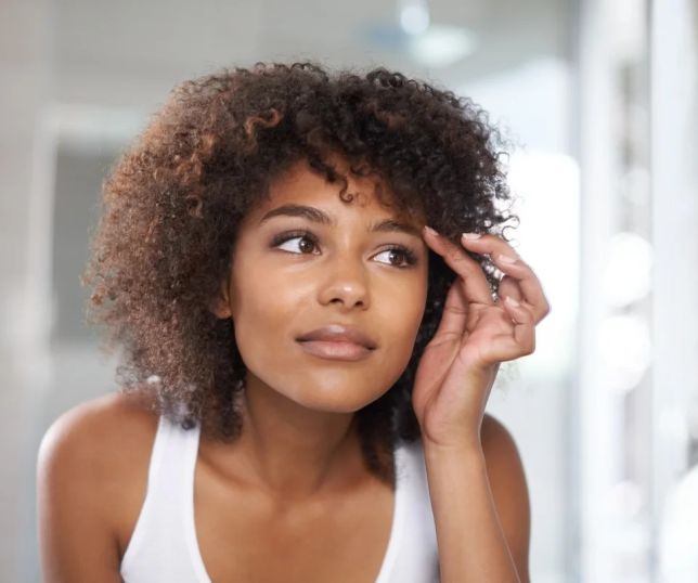 Sobrancelhas naturais dominam tendência de beleza e especialistas dizem adeus aos desenhos marcados