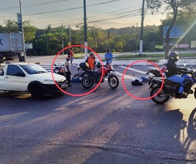 Dois motociclistas ficam feridos e trânsito fica congestionado após acidente no começo da manhã no bairro Japiim, Zona Sul de Manaus