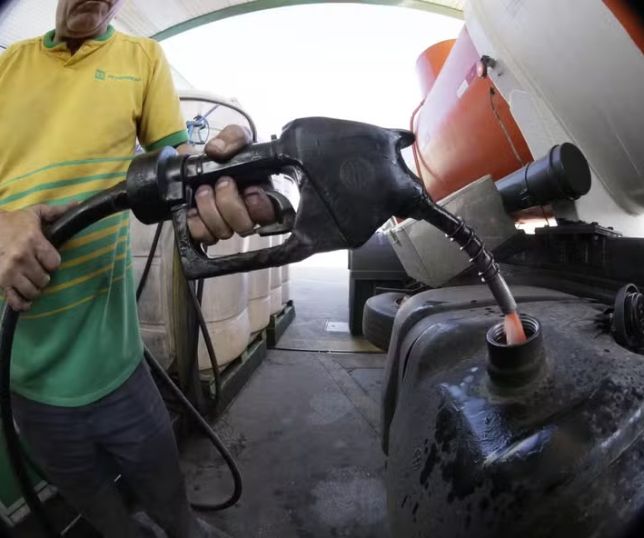 Suspensão do diesel russo acende alerta no Brasil e pode pressionar preços dos combustíveis