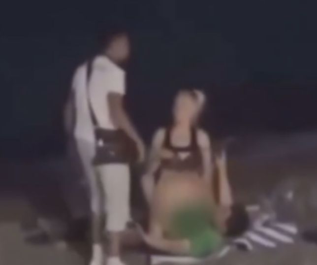 Vídeo de casal agredido em praia viraliza com falsa história de traição; polícia esclarece caso. VEJA 