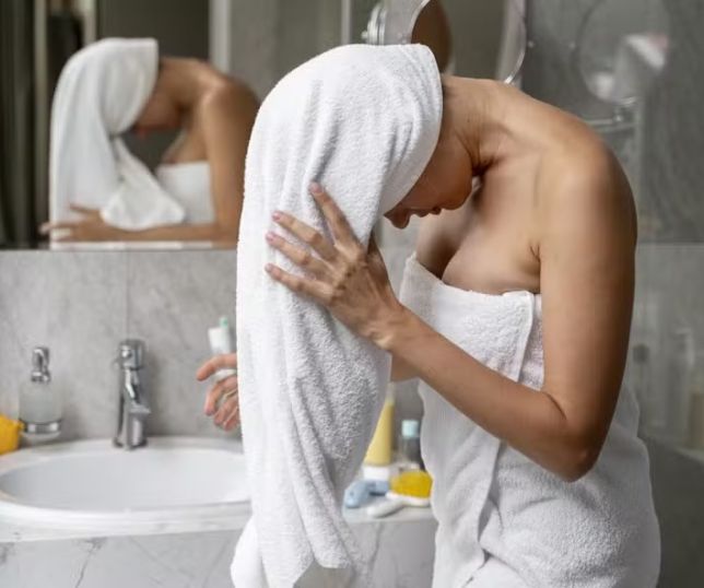 Dermatologistas fazem alerta sobre hábito comum que pode favorecer fungos e bactérias no couro cabeludo