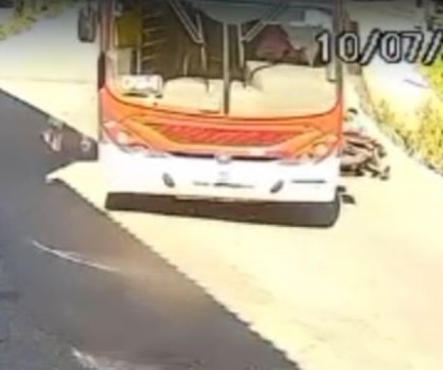 Ônibus da linha 094 atropela motociclista de aplicativo em curva movimentada no bairro Nova Vitória, Zona Leste de Manaus. VEJA VÍDEO