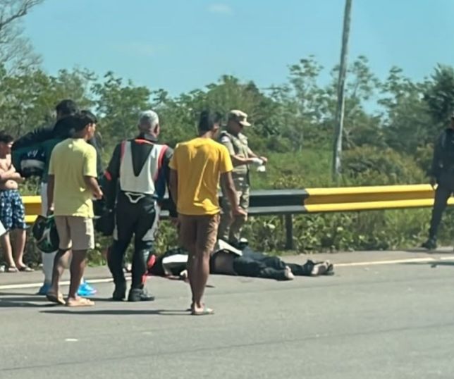 Motociclista fica gravemente ferida após colisão na AM-070; motorista abandona carro e foge. VEJA VÍDEO