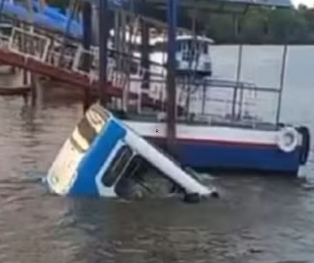 Vídeo mostra ônibus afundando em rio com passageiros durante embarque no Pará. VEJA IMAGENS 