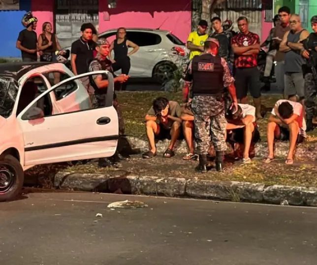 Adolescentes avançam sinal vermelho, causam capotamento e deixam motociclista ferido na Avenida Max Teixeira, Zona Norte de Manaus