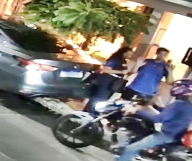 Motoqueiro dispara tiro e assalta casal na porta de residência no bairro Nossa Senhora das Graças, Zona Centro-Sul de Manaus. VEJA VÍDEO