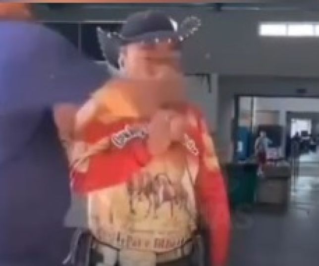 Cena chocante: artista é agredido durante repente em mercado público do Piauí. VEJA VÍDEO