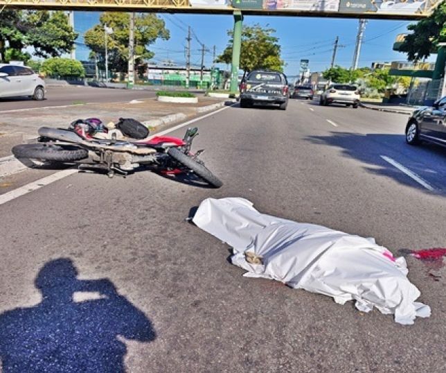 Idosa é atropelada por motocicleta e morre na avenida Darcy Vargas, bairro Chapada, Zona Centro-Sul de Manaus. VEJA VÍDEO