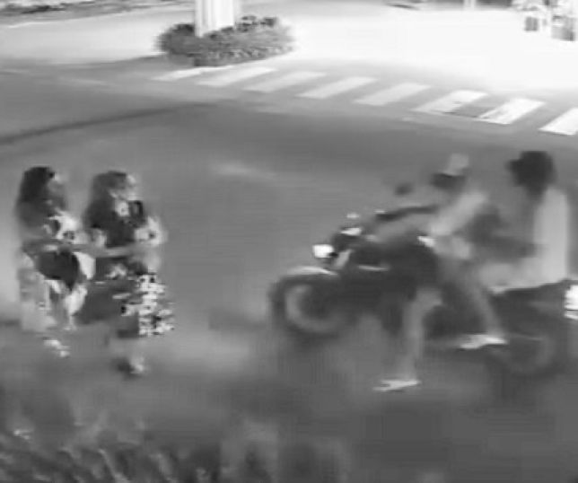 Câmera de segurança filma motoqueiros assaltando duas mulheres no bairro Jauary, município de Itacoatiara, Região Metropolitana de Manaus. VEJA VÍDEO