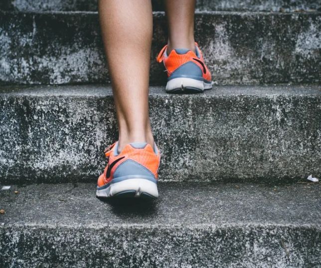 Subir escadas por apenas 3 minutos ao dia pode trazer benefícios; entenda o 'snack' de exercício