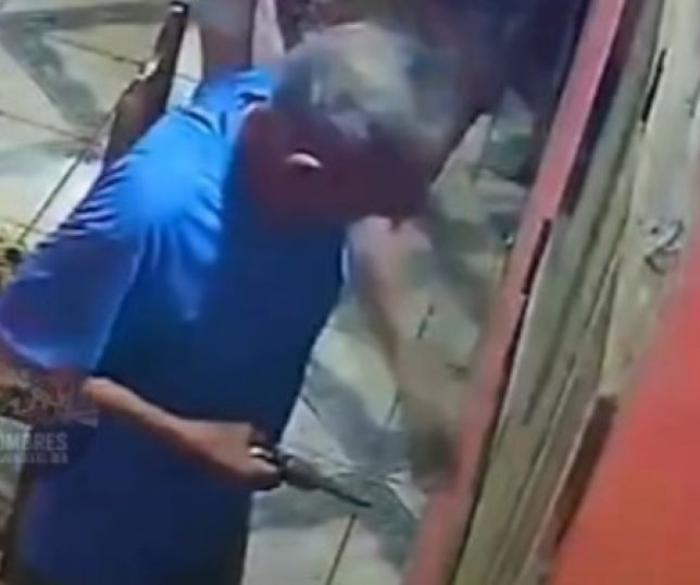 Idoso de 80 anos enfrenta cinco criminosos armados e coloca assaltantes para correr durante invasão. VEJA VÍDEO