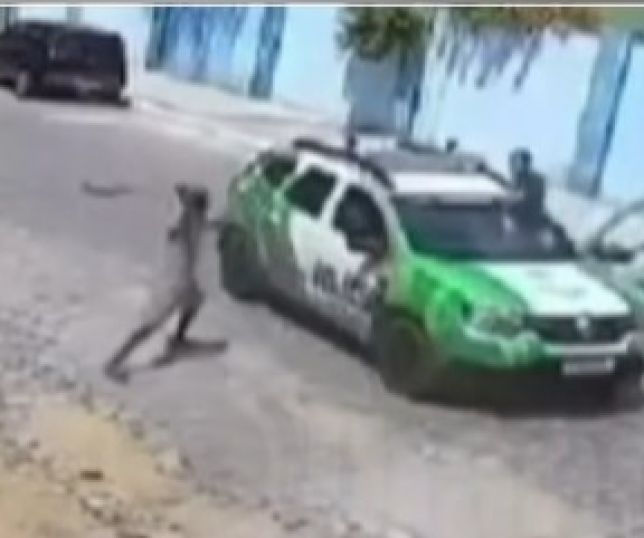 BIZARRO! Homem é baleado após avançar com foice contra policiais durante abordagem no Ceará. VEJA VÍDEO