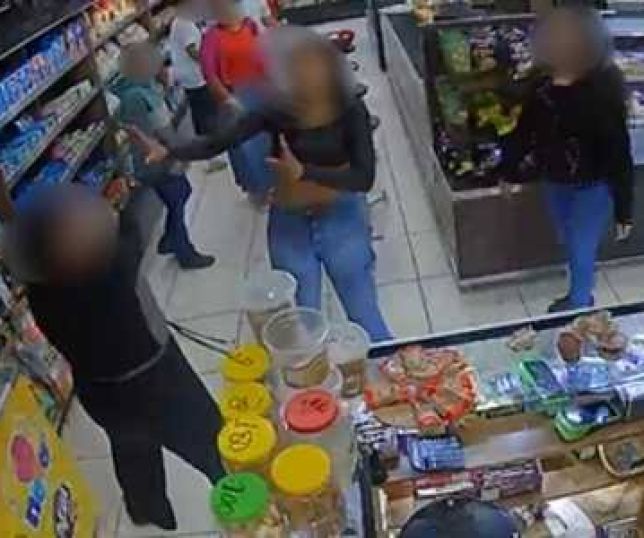 CONFUSÃO! Troca de salgado vira pancadaria em padaria e câmera flagra briga entre cliente e atendente. VEJA VÍDEO