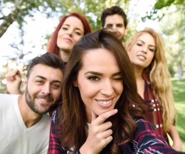 Você é do tipo que foge na hora da foto em grupo? Psicologia explica o comportamento