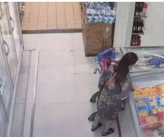 FEZ A WINONA? Médica é presa em flagrante após ser flagrada por câmeras furtando produtos em supermercado no Rio de Janeiro. VEJA 