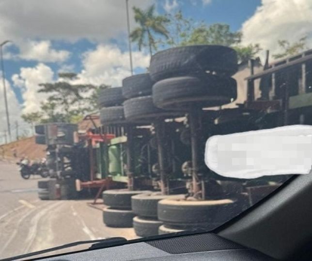 Carreta tomba, derrama óleo na pista e derruba motociclistas no viaduto da Avenida Max Teixeira, Zona Centro-Sul de Manaus