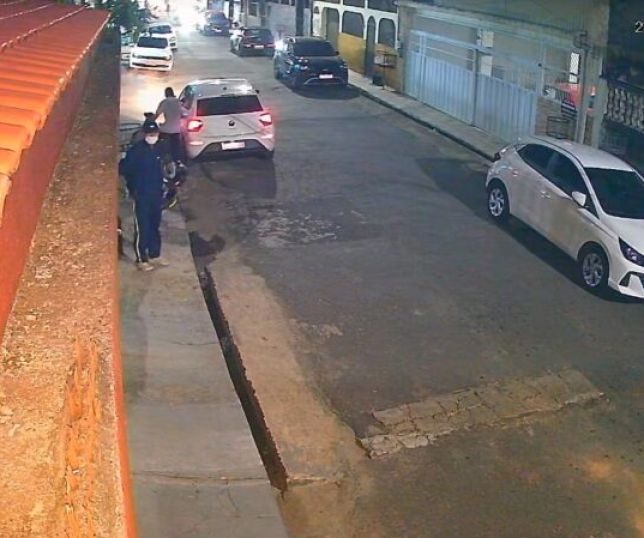 Jornalista tem casa invadida por trio armado em Manaus e criminosos levam pertences durante ação. VEJA VÍDEO