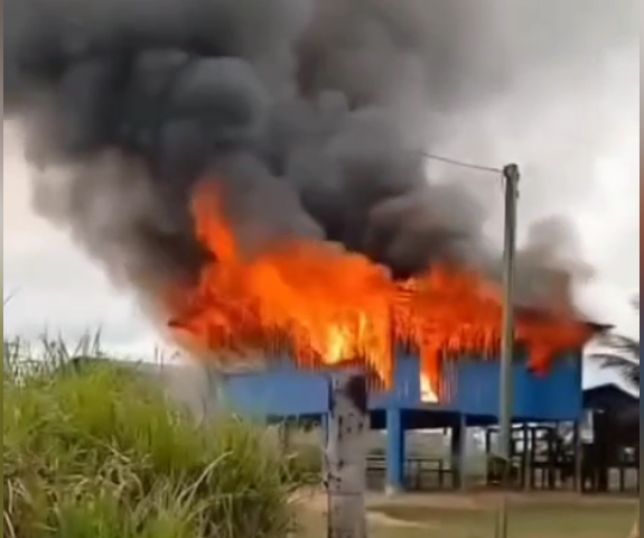 Casa é destruída por incêndio de grandes proporções na comunidade do Gama, no interior do Amazonas. VEJA VÍDEO