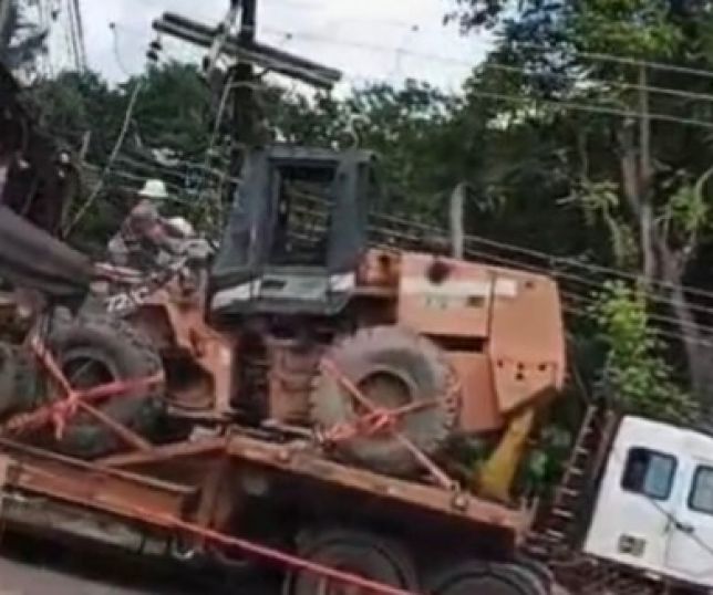 Carreta que transportava tratores derruba poste de energia e interdita avenida na Zona Oeste de Manaus. VEJA VÍDEO